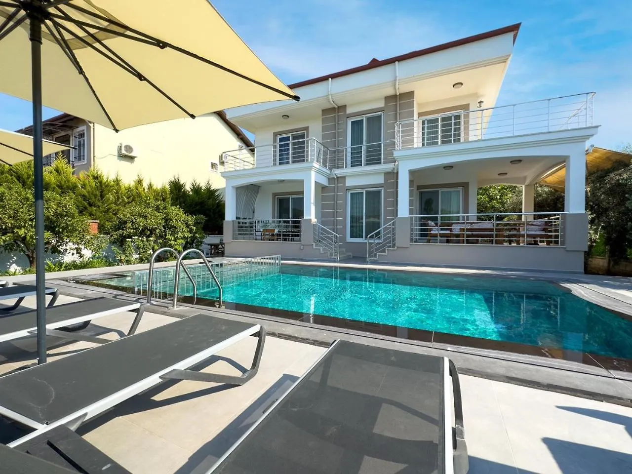 Villa Arok contacts